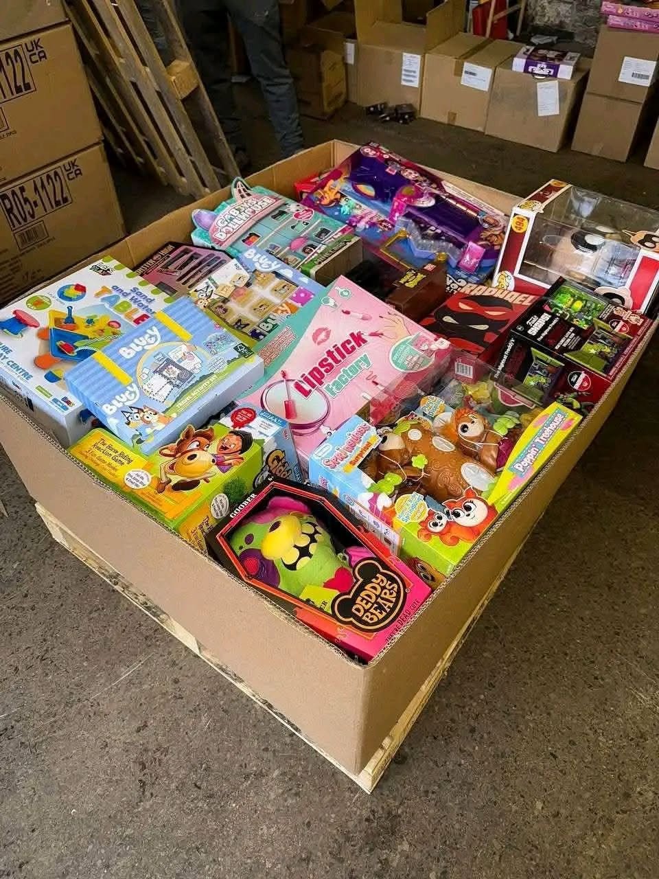 Amazon-Toys-Palletsg.jpg