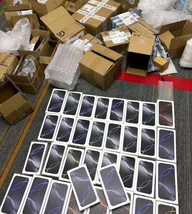 Bulk-iPhone-16-Pro-Max-Palletsg.jpg