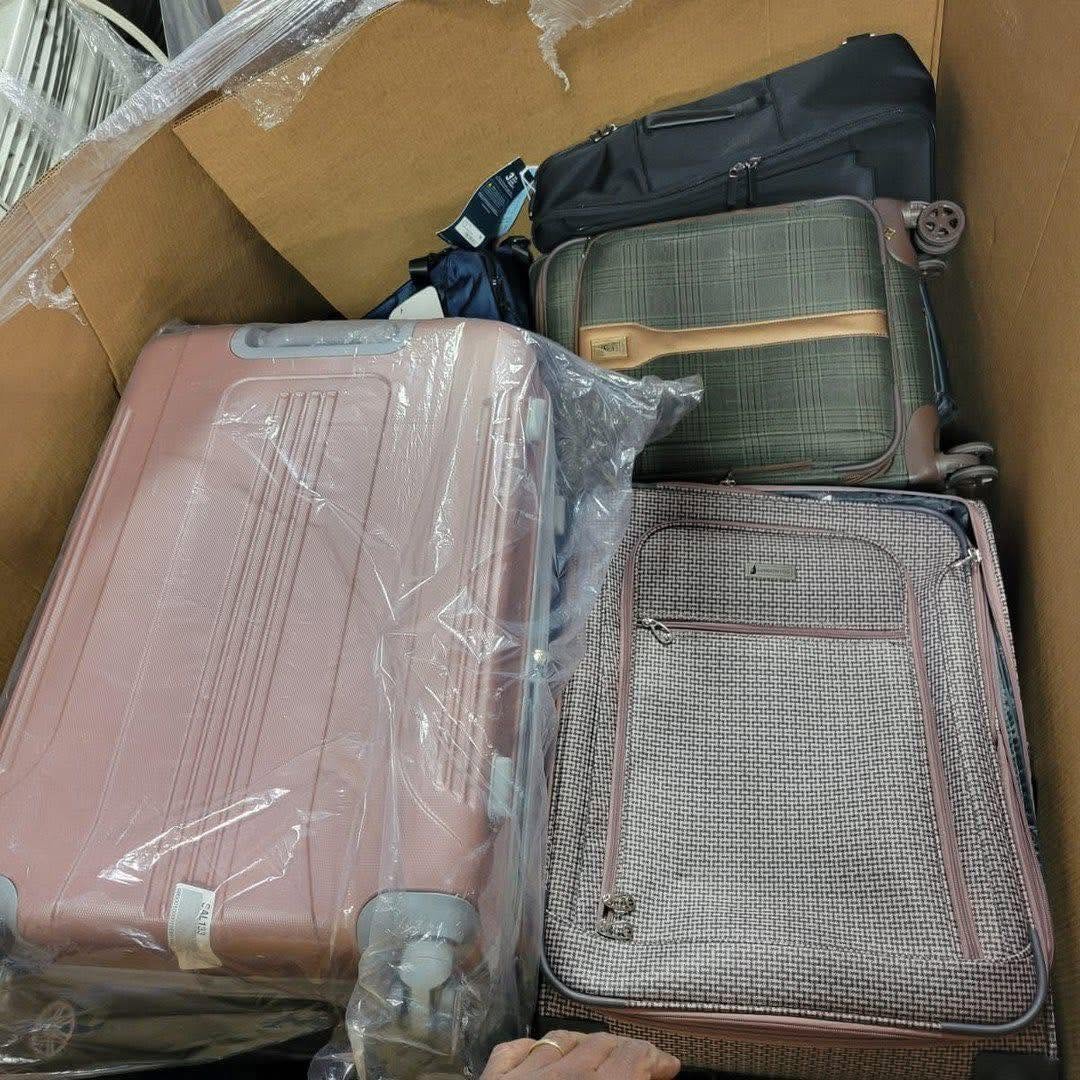 Luggage-Travel-Bags-PalletsT.jpg