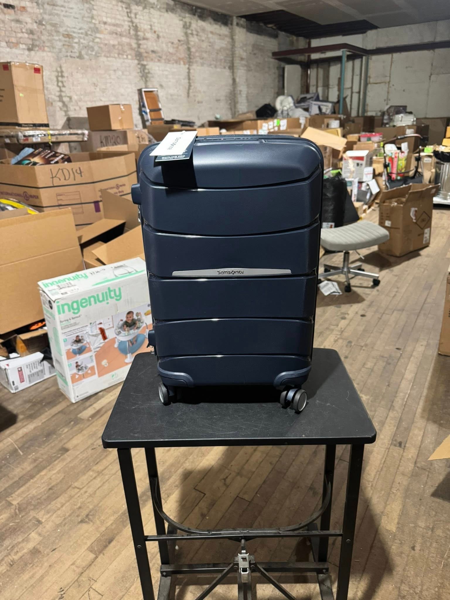 Luggage-Travel-Bags-PalletsWQ.jpg