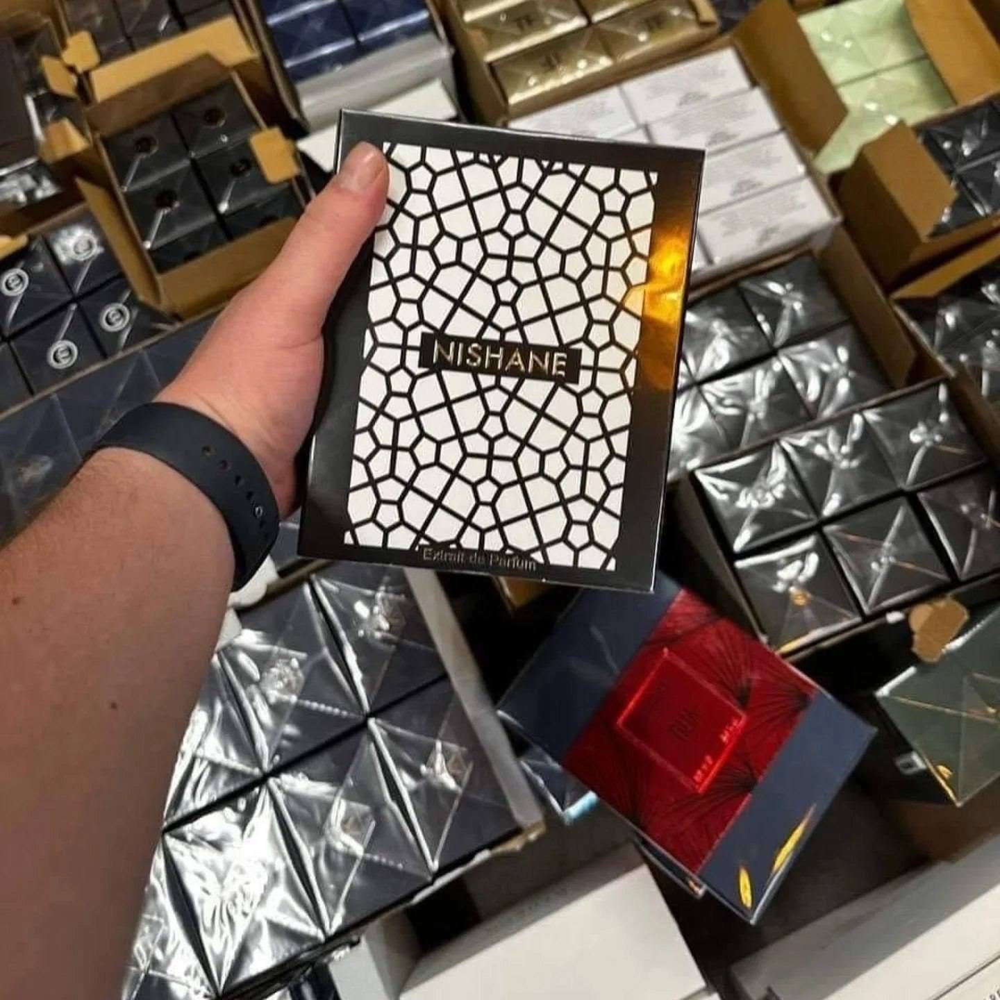 Wholesale-Perfume-Pallets5.jpg