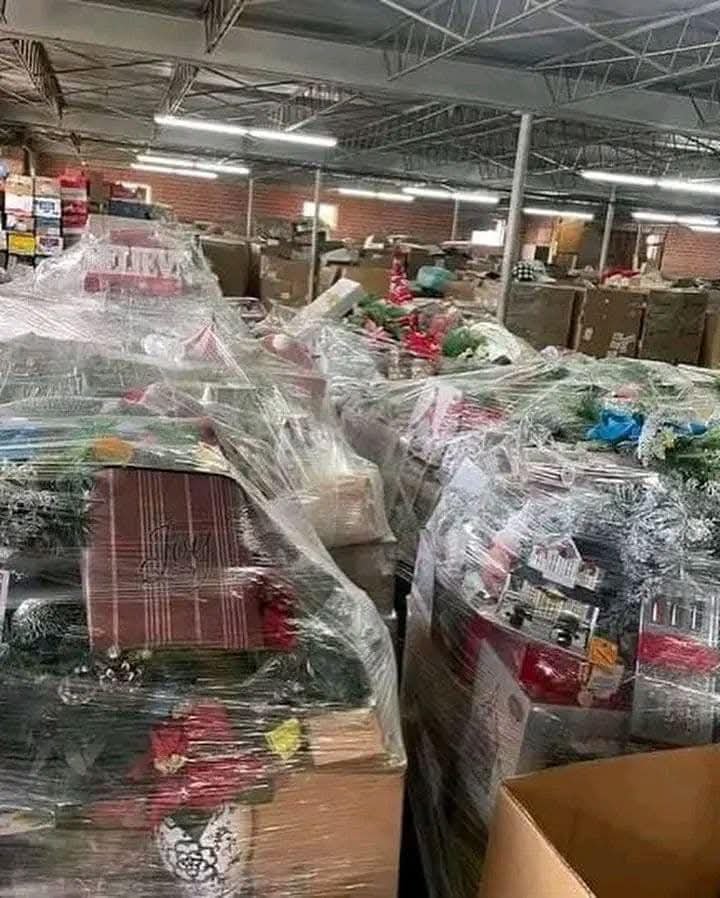 gfhg.jpeg Christmas Tree Liquidation Pallet - Image 2